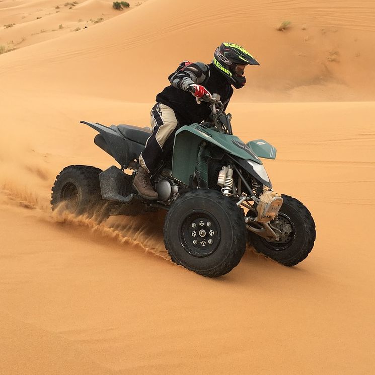 Quaddal a sivatagban Dubai mellett program