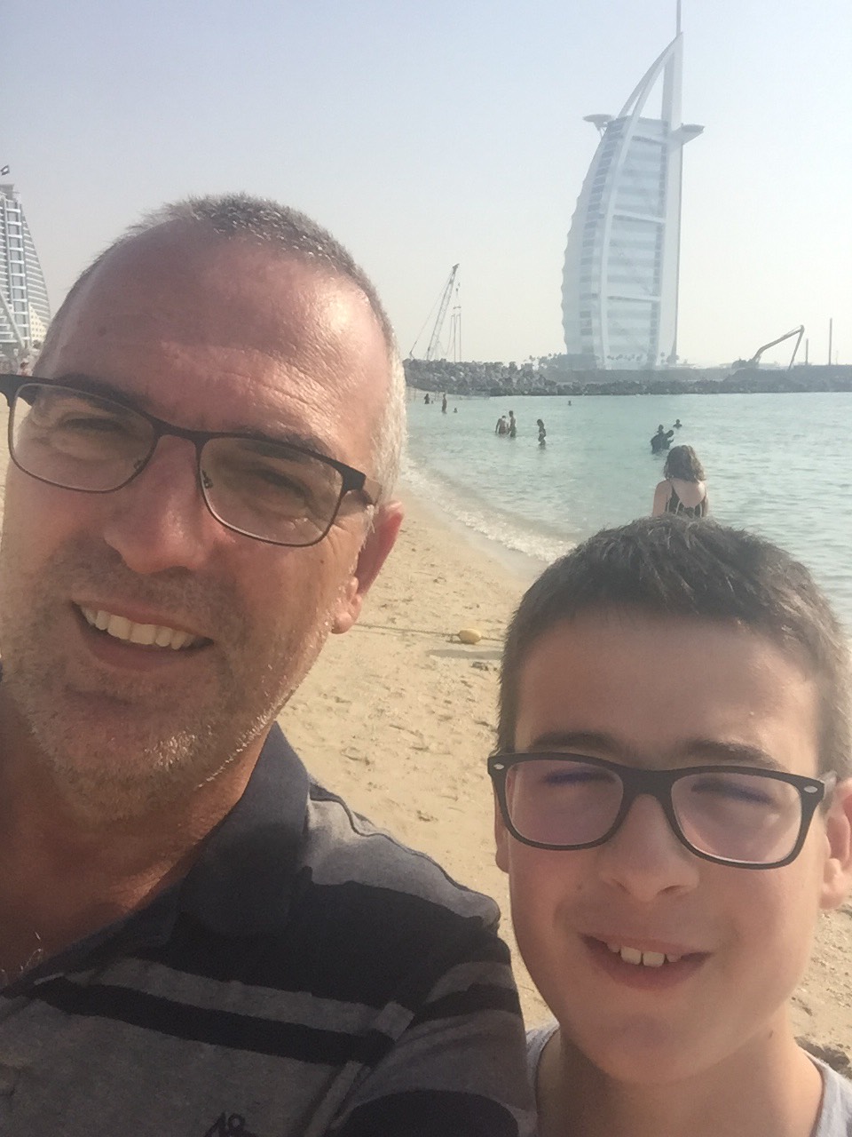 Budai Marci és Feri 2019 június - selfie és a Burj al Arab a beachről