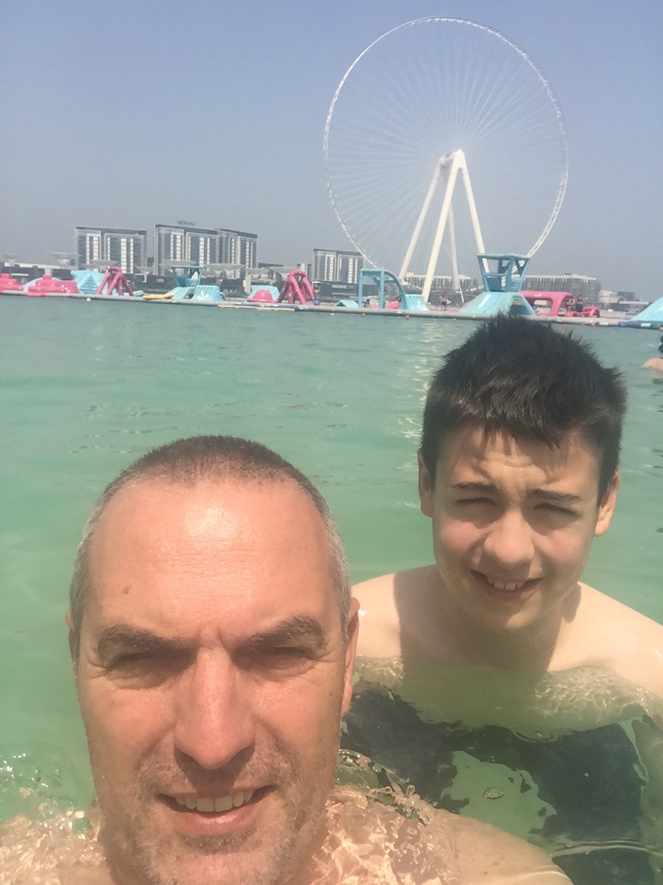 Budai Marci és Feri 2019 június háttérben a Dubai Eye