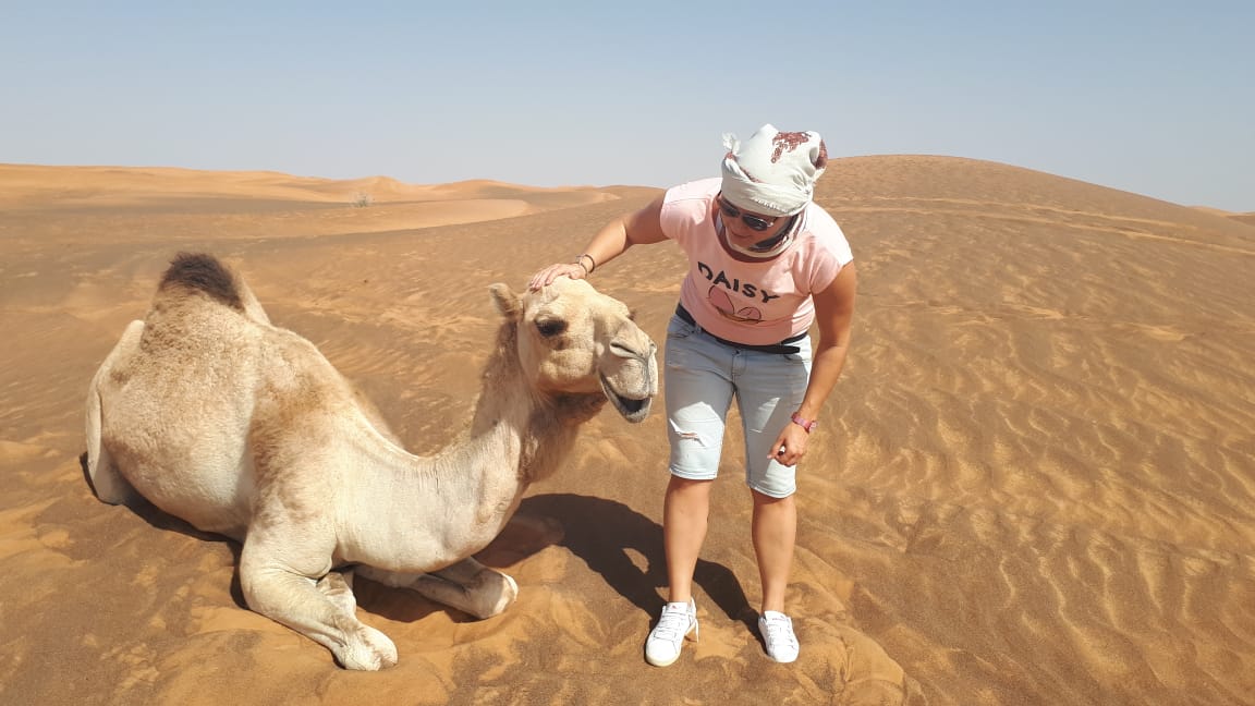 Ványi Móni a Dubaiprogramok idegenvezetője a sivatagban